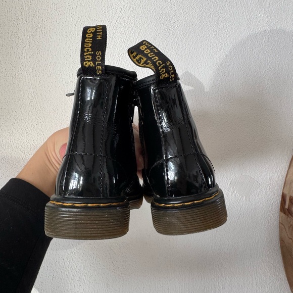 Girls 8C Dr. Martens Boots - Picture 3 of 6